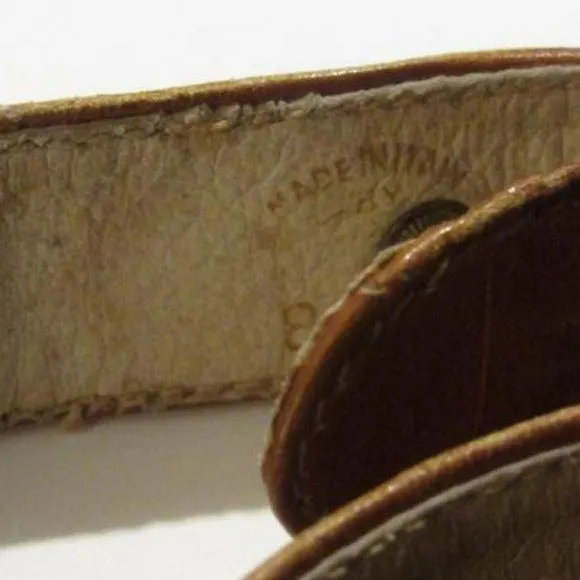 Gucci camel leather belt with large, two-tone GG logo buckle!